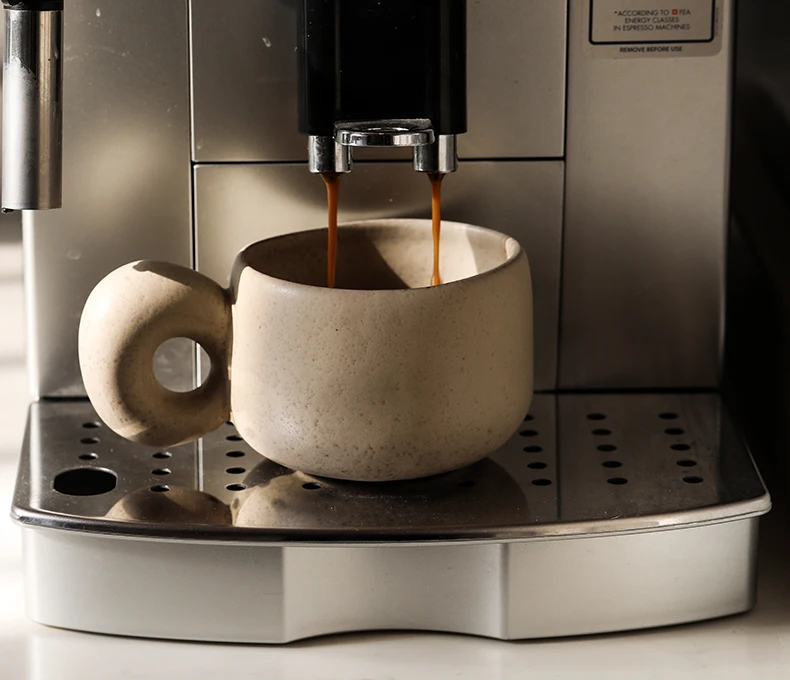 Organic Retro Style Keramikbecher mit Chunky Griffe