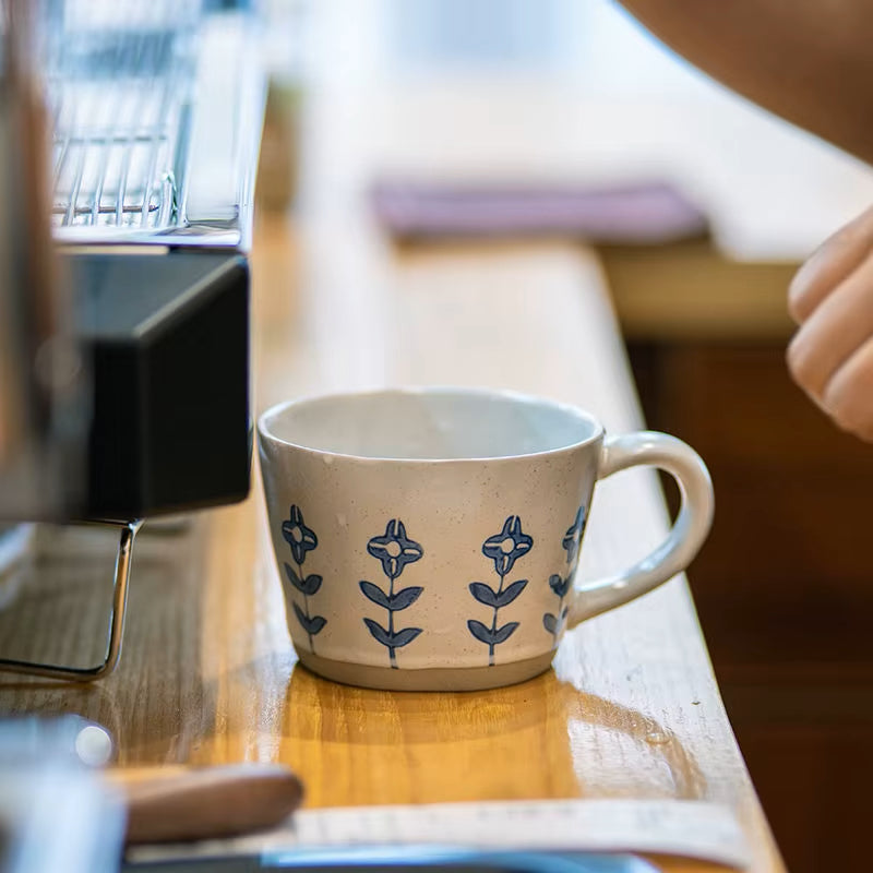 Craft Style unregelmäßig geformte Keramikbecher mit exponierter Basis