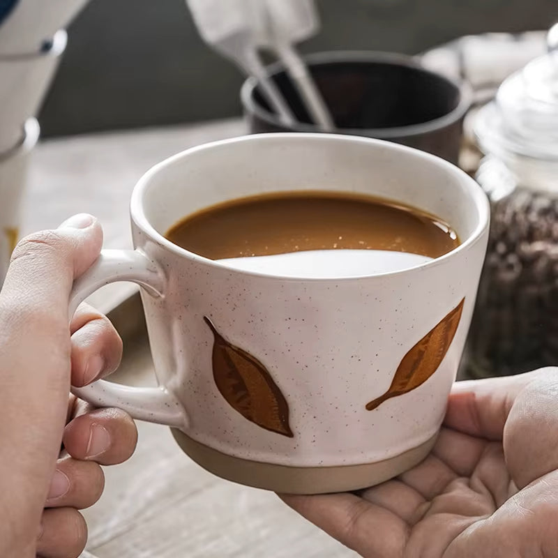 Blatthandwerk Stil unregelmäßig geformte Keramikbecher mit exponierter Basis