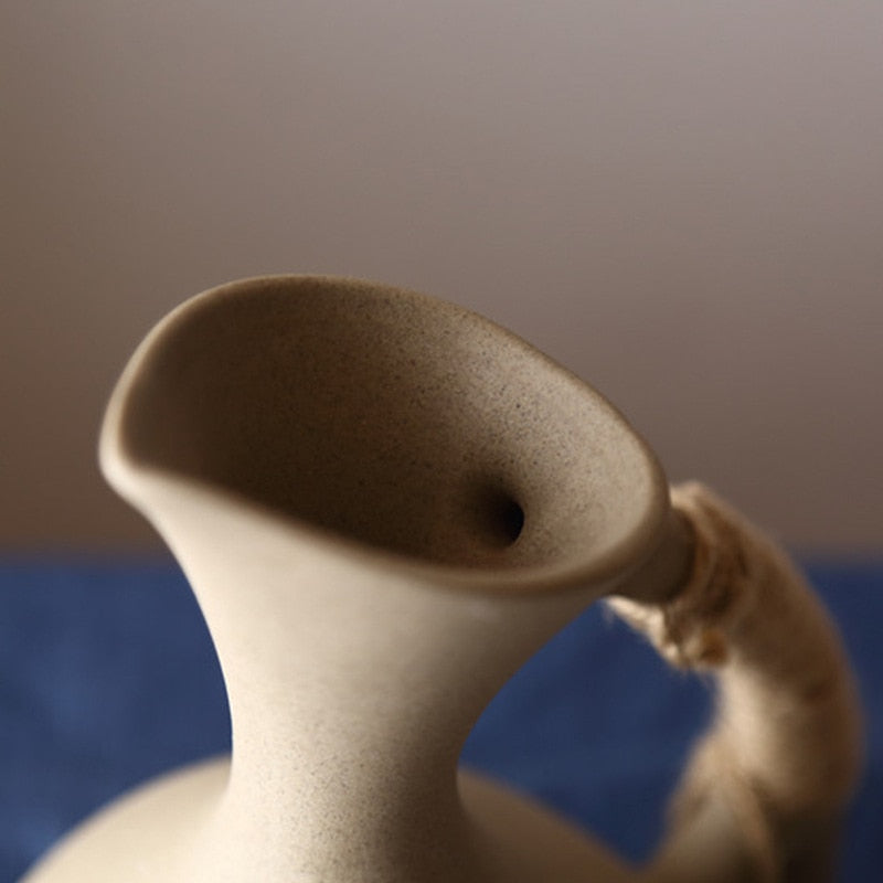 Organischer moderner Keramik-Wasser-Pitcher