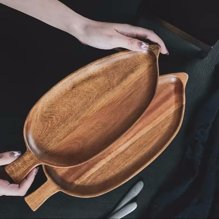 Blattförmiges Akazienholz, das Trays serviert
