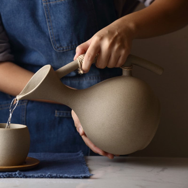 Organischer moderner Keramik-Wasser-Pitcher