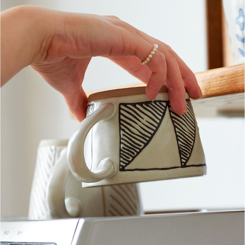 Craft Style unregelmäßig geformte Keramikbecher mit exponierter Basis