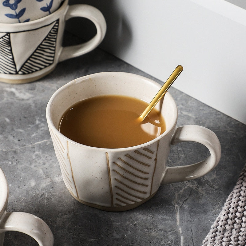 Craft Style unregelmäßig geformte Keramikbecher mit exponierter Basis