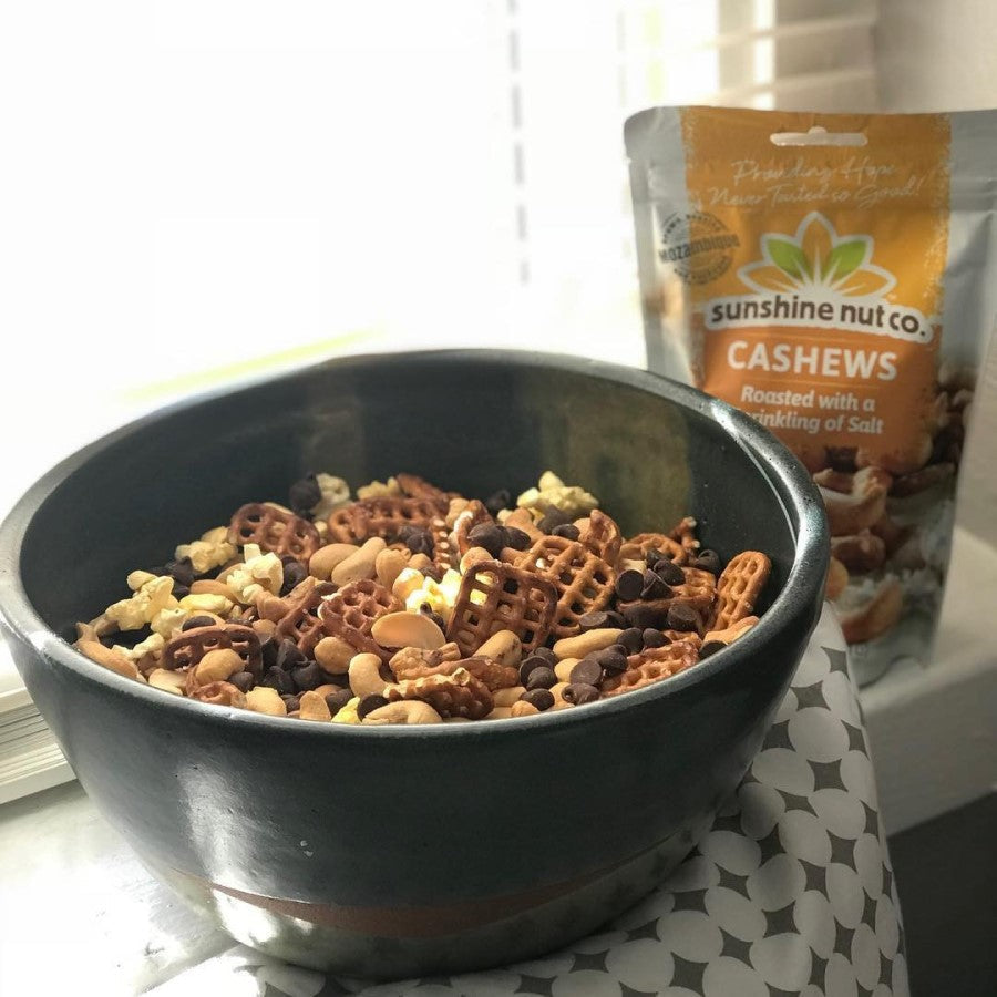 Sunshine Nut Co Whole geröstete Cashewnüsse, die Salz 198 g streuen