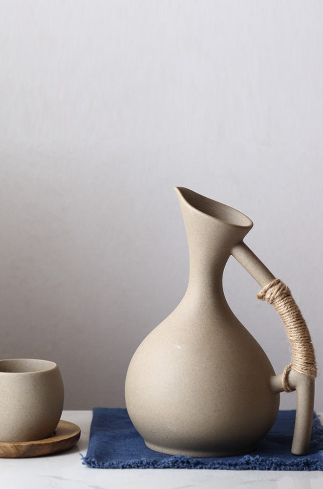 Organischer moderner Keramik-Wasser-Pitcher
