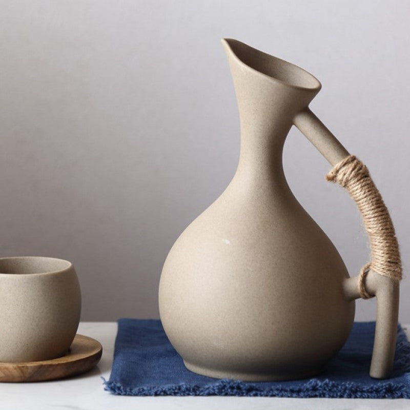 Organischer moderner Keramik-Wasser-Pitcher