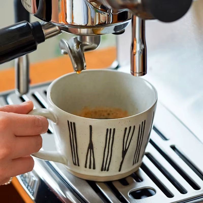 Craft Style unregelmäßig geformte Keramikbecher mit exponierter Basis